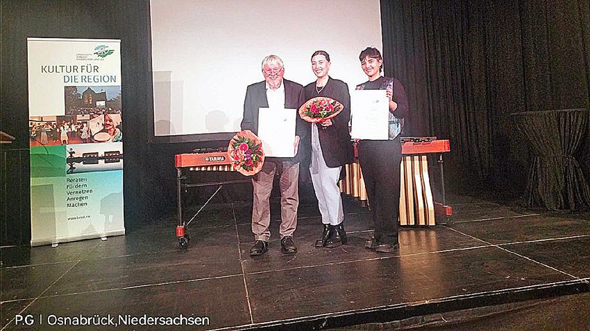 Bild: Prof. Dr. Zucchi und Vertreter*innen von QueerOS e. V.