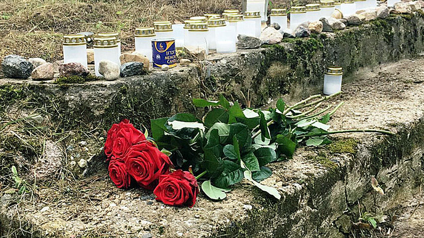 Drei Stufen erinnern in Višķi an den Treppenaufgang der früheren Synagoge. Foto: Verein Drei Stufen