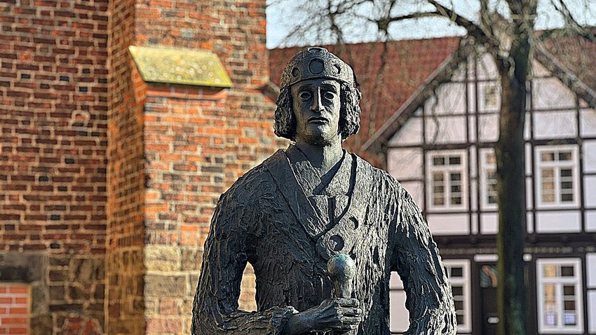 Wittekindskulptur as Bronz von Professr Volker Neuhoff, 1981, aufgestellt in Nienburg. Foto: Mittelweser-Touristik