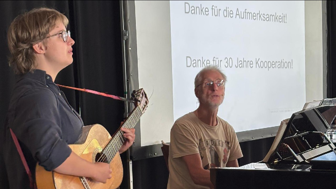 Andreas Ottmer und seine Tochter Laura sorgten musikalisch für gute Stimmung. Foto: Andrea Steffanowski
