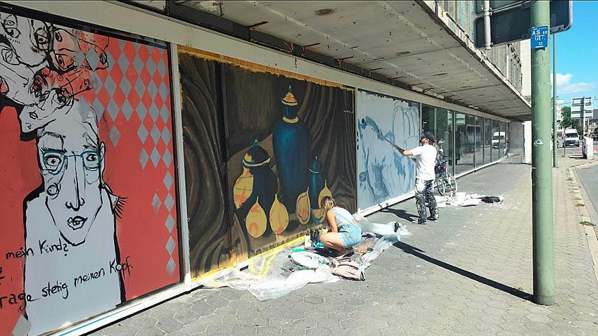 Die Künstler arbeiten derzeit an den Schaufenster und an der Fassade des ehemaligen Galeria Kaufhof Gebäudes zum Tag der Niedersachsen. Fotos: PG/OR
