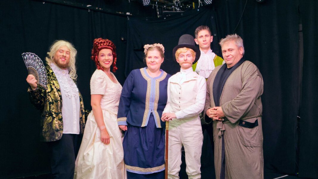 Das Ensemble des Theater ohne Maß im Stück „Der Florentiner Hut“. Foto: PG/OR