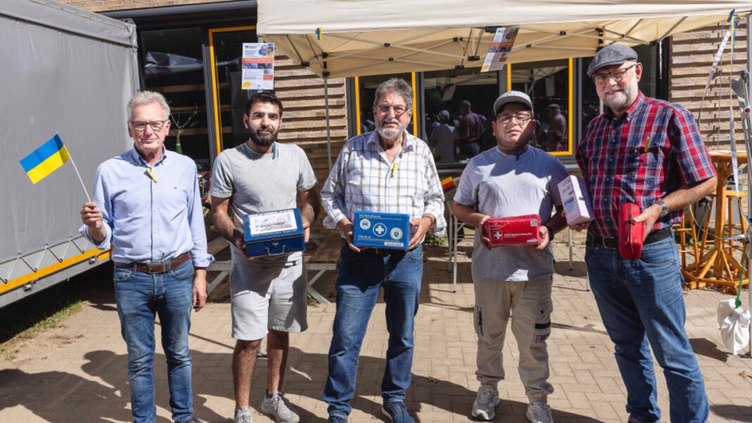 Josef Strunk (Mitte) und (von links) Ludwig Berg, Omar Abdulrahman, Ottman Mnalaissa und Werner Echtermann sammelten beim Kinderflohmarkt der Grundschule Osnabrück-Hellern Erste-Hilfe-Materialien für die Ukraine. Foto: Christof Haverkamp