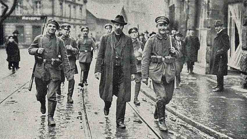 Bottrop 1919: Grinsende Angehörige des Freikorps Lichtschlag führen den Arbeitersprecher Alois Fulneczek ab, um ihn kurz danach zu ermorden.