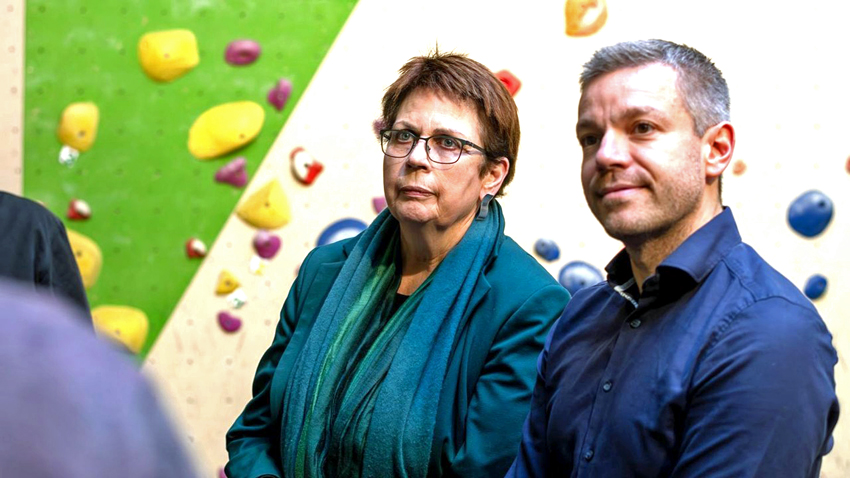  Deborah Berndt, Projektmitarbeiterin von Exil e.V., beobachtet ein Kind beim Klettern – das Projekt „FreiZeit für junge Geflüchtete“ schenkt jungen Bewohner*innen der Erstaufnahme Bewegung, Begegnung und Selbstvertrauen. Foto: Nds. Lotto-Sport-Stiftung/Johannes Krüger