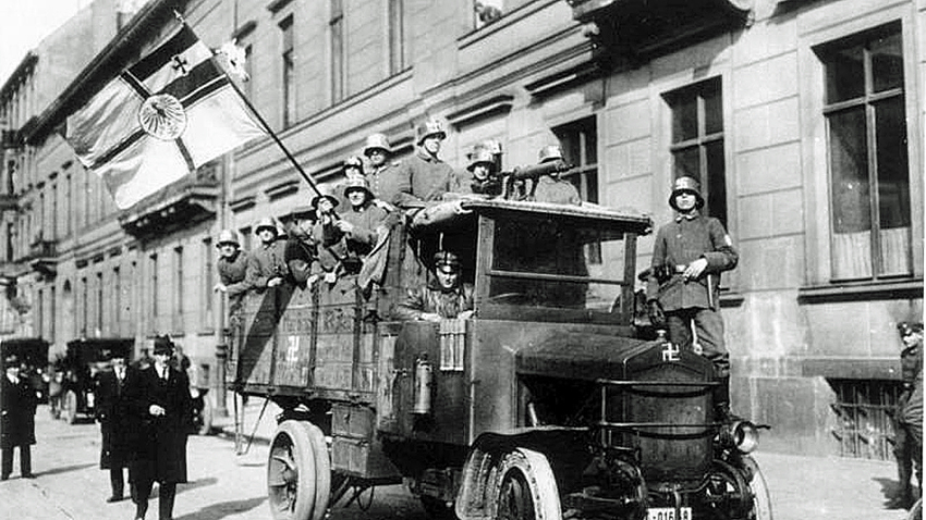 Kapp-Putsch in Berlin. Die Brigade Erhard posiert mit aufgepinselten Hakenkreuzen auf ihren Helmen.