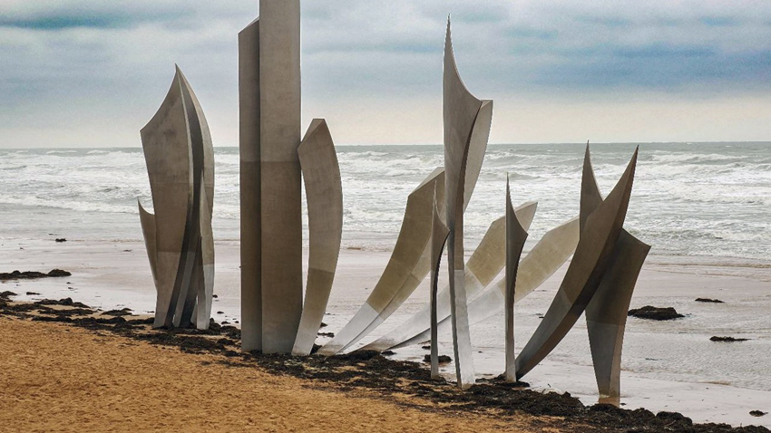 Das Denkmal "Les Braves" am "Omaha Beach" in der Normandie ist ein Mahnmal Opfer für die alliierten Soldaten am D-Day. Foto: Peter Thiel
