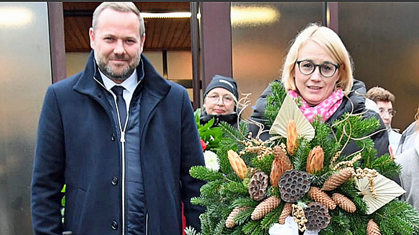 OB Katharina Pötter legte für die Stadt Osnabrück einen Kranz nieder. Links neben ihr: Bürgervereinsmitglied und SPD-OB-Kandidat und Robert Alferink