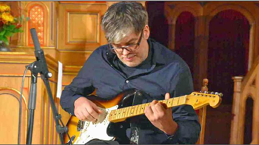 Musikalisch begleitet wurde die Lesung von Johannes Wendrich. Foto: Toni Theilmeier/OR