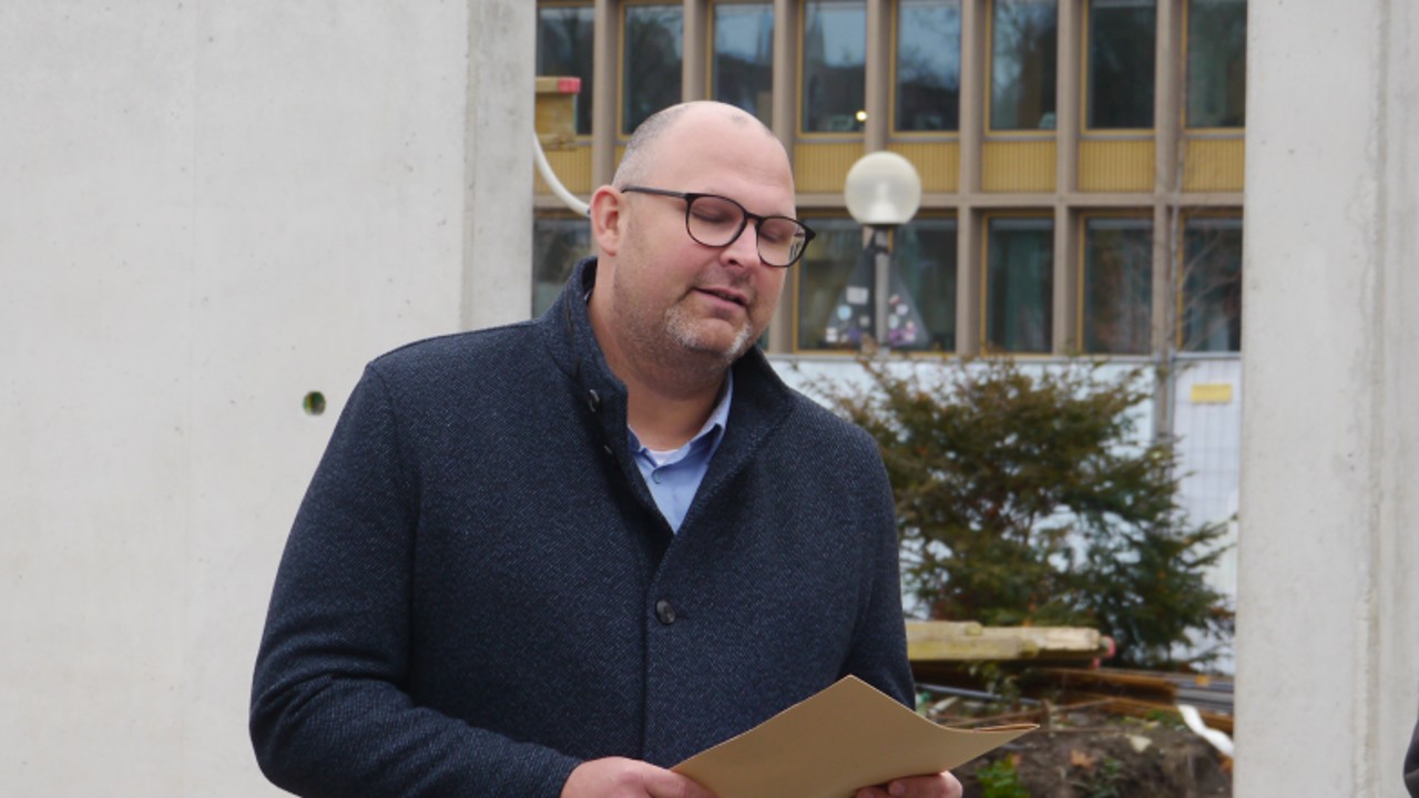 Schulleiter Christoph Wiebke freut sich über den Baufortschritt bei der neuen Friedensschule. Foto: PG/OR