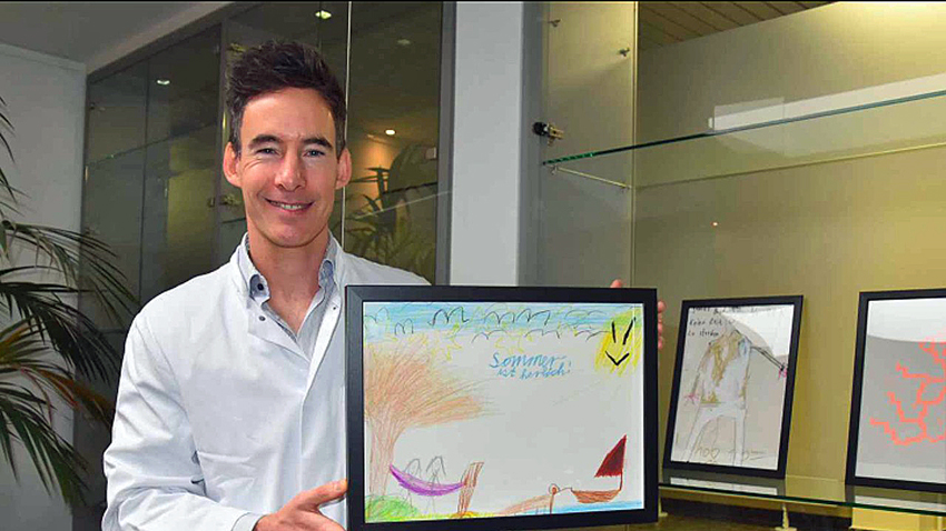 Der Leiter des Brustzentrums Dr. Heilmann mit einem der Bilder aus der Dauerausstellung. Foto: PG/OR