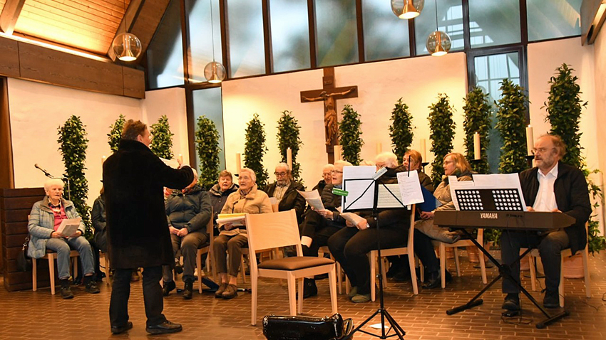 Trompeterin Silke Nagel, der Pianist Andreas Scholz und der Singkreis Atter