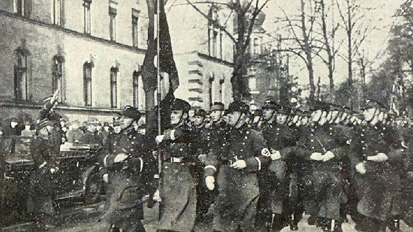 30. Januar 1933: NS-Vorbeizug am künftigen Sitz der von Marxer geleiteten Gestapo, dem Regierungsgebäude am Wall. Foto: Osnabrücker Tageblatt