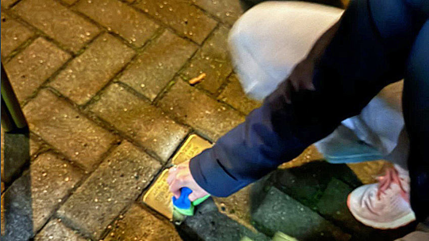 Jusos reinigen Stolpersteine. Foto: Jusos OS
