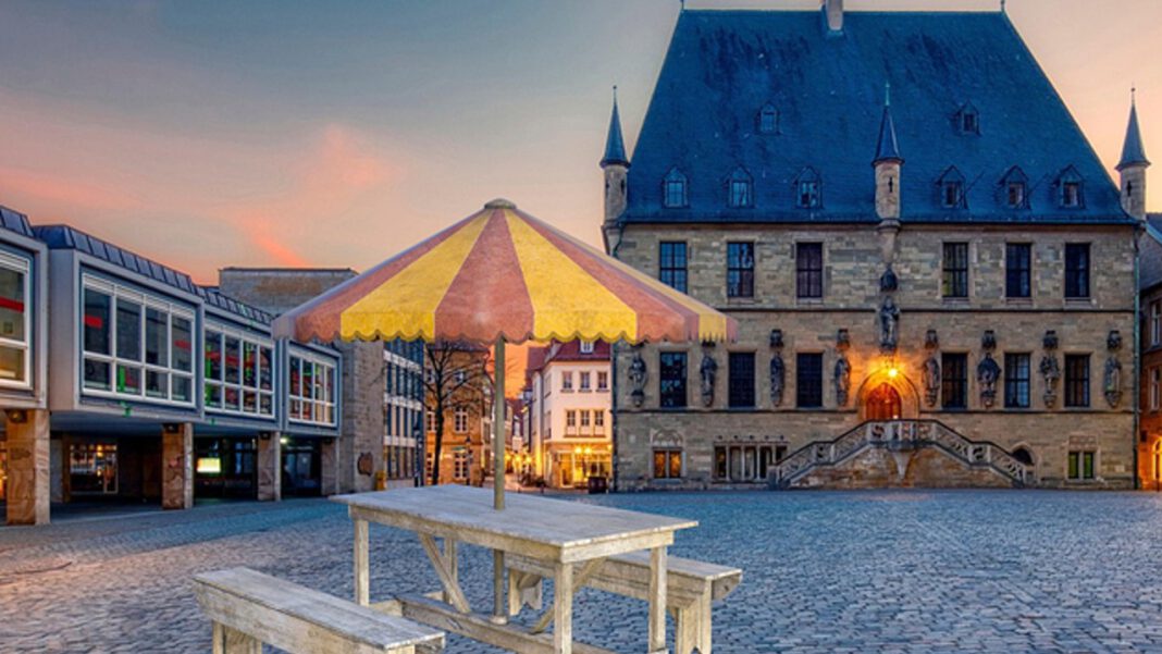 Nicht gerade vor dem Rathaus - und nicht zwingend mt Sonnenschirm: Dennoch könnten solche neuen Sitzmöglichkeiten neue Begegnungsräume schaffen.