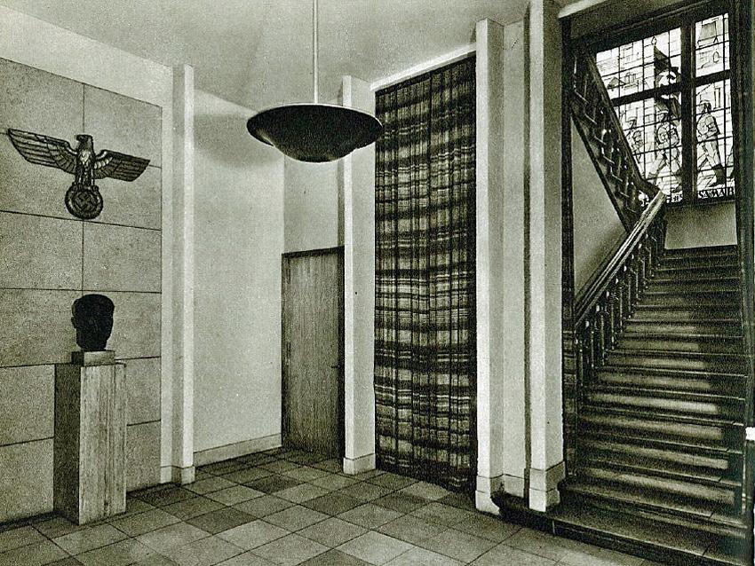 NS-"Ehrenhalle" mit Reichsadler, Hitlerbüste und SA-Schlägern als Fensterdekoration. Lichtenberg-Foto, anno 1937