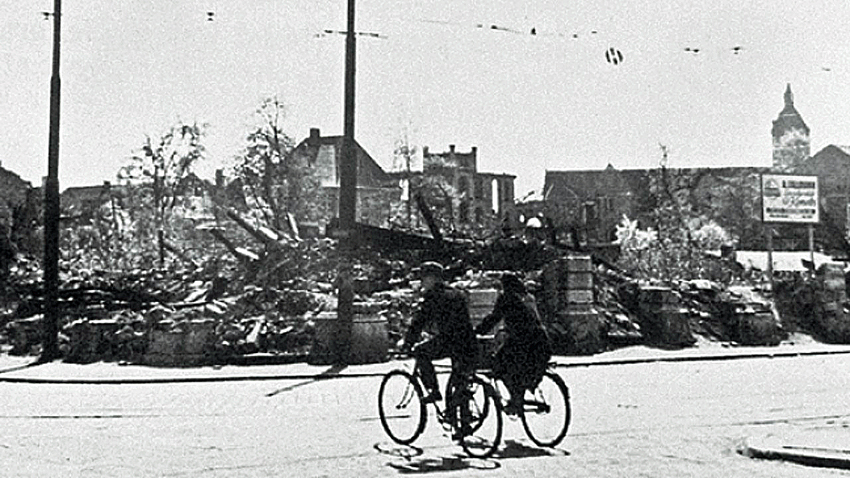 Die zerstörte Handwerkskammer 1945. Nichts erinnert mehr an die Symbolkraft früherer Jahrzehnte. Foto: Ordelheide