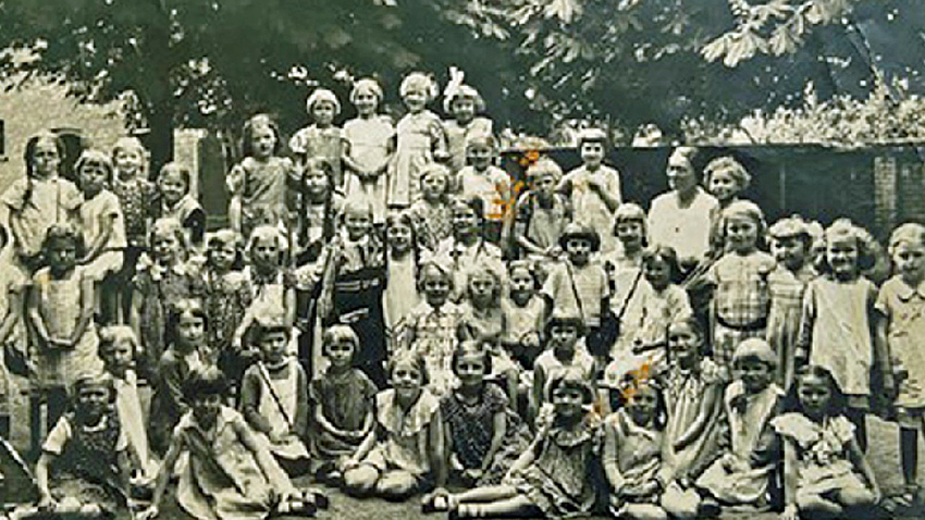 Unser Jahrgang 1934 auf der Lutherschule, nahe dem Fußballplatz an der Bremer Brücke. Unsere Lehrerin, Frau Seegers, zählte zu den seltenen Lehrpersonen, die ich nie habe "Heil Hitler" sagen hörte. Foto: Archiv Heiko Schulze