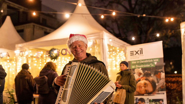 Lädt am 14 und 18. Dezember zum Mitsingen ein: Akkordeon-Spieler Martin Gehrmann. Foto: Swaantje Hehmann