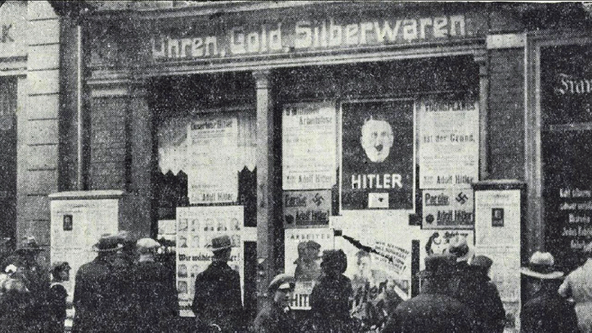 Bereitwillig und begeistert stellt Kolkmeyer die Auslage seines Geschäfts oft gern seiner Partei für Propagandazwecke zur Verfügung. Foto: Nordwestdeutsche Rundschau