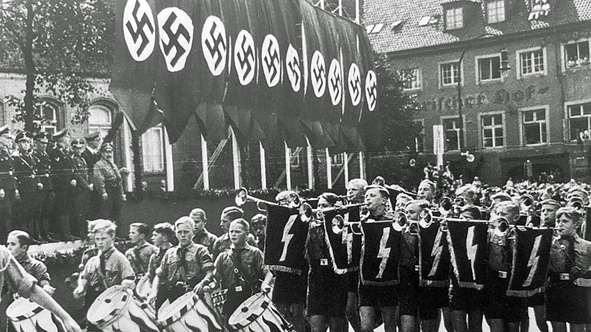 Männliche Hitlerjugend 1936 auf dem Neumarkt, damals "Adolf-Hitler-Platz". Foto: Stadt Osnabrück, Emil Harms