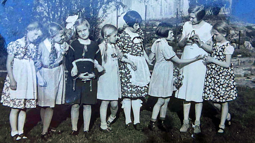 Spielgemeinschaft von Mädchen im Garten des Hauses Hagedorn, Alte Poststraße 17. Vierte von links ist die Autorin dieses Beitrags in jenem Jahr 1936, als BDM-Dienst für alle Abgebildeten Gesetzeskraft erlangte. Foto: Privatarchiv Heiko Schulze