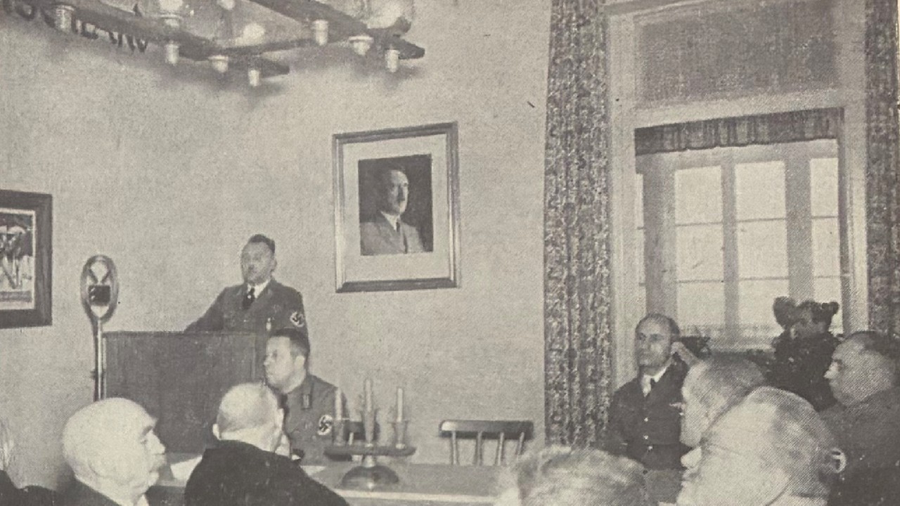 Foto oben: Am Tag der Machtübergabe beteiligt sich Kolkmeyer mit seiner Altstädter SA-Formation an einem Massenaufmarsch. Außerdem ist er Redner einer Versammlung seiner Ortsgruppe. Beide Fotos entstammen einer Sonderseite des Osnabrücker Tageblatts vom 31. Januar 1933. Bearbeitung: OR