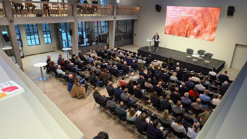 Das Plenum würdigt die Arbeit. Foto: Kuhl/Frenzel