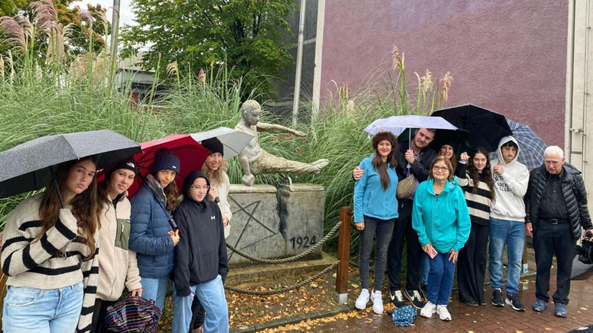 Verwandte von Lea Levy aus Israel zu Besuch am Mahhnmal für die 1924 aus dem Osnabrücker Turnverein ausgeschlossenen jüdische Sportlerinnen und Sportler