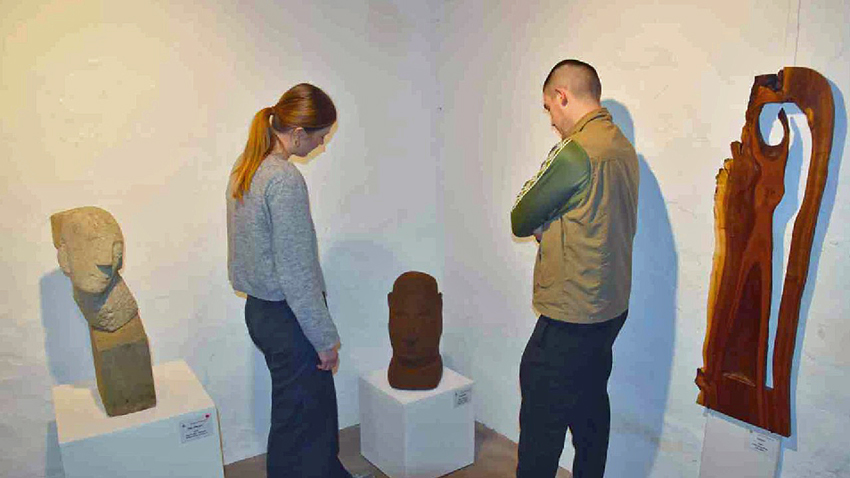 Die Besuchenden tauchen in die Welt die Skulpturen von Martin Metzdorf ein.