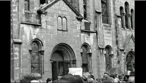 Die innen bereits ausgebrannte Osnabrücker Synagoge: kurz vor ihrer endgültigen Vernichtung. Vorausgegangen war das Verzweiflungs-Attentat des jungen Juden Herschel (Hermann) Feibel Grynszpan in Paris, bei dem der deutsche Botschaftsangehörige Ernst vom Rath zu Tode kam. Das Attentat wurde zum Vorwand für die Reichspogromnacht am 9. November 1938 genommen. Arnoldi spielte beim Anschlag auf die Synagoge eine zentrale Rolle.