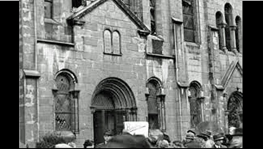 Die innen bereits ausgebrannte Osnabrücker Synagoge: kurz vor ihrer endgültigen Vernichtung. Vorausgegangen war das Verzweiflungs-Attentat des jungen Juden Herschel (Hermann) Feibel Grynszpan in Paris, bei dem der deutsche Botschaftsangehörige Ernst vom Rath zu Tode kam. Das Attentat wurde zum Vorwand für die Reichspogromnacht am 9. November 1938 genommen. Arnoldi spielte beim Anschlag auf die Synagoge eine zentrale Rolle.