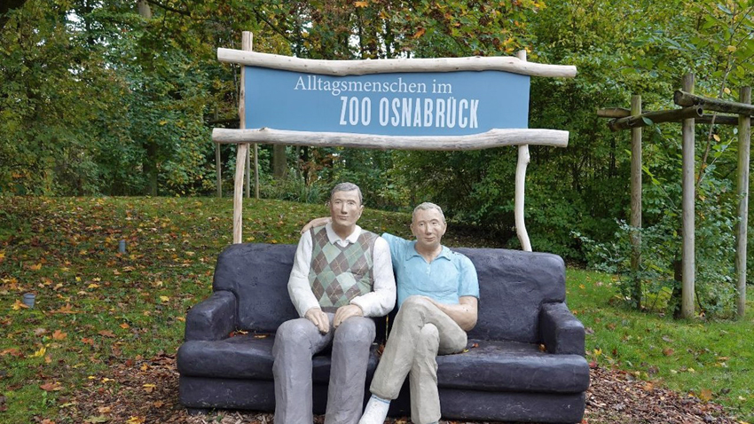 Auch Zoo-Besucher können auf der Installation „Männerfreundschaft“ Platz nehmen und ein Foto machen. Bildquelle: Zoo Osnabrück (Katrin Krusch)