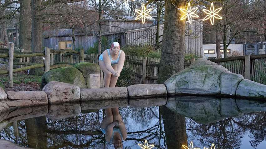 Die Ausstellung „Alltagsmenschen“ von Laura und Christel Lechner lädt mit lebensnahen Figuren zu besonderen Entdeckungen im Zoo Osnabrück ein. Bildquelle: Zoo Osnabrück (Lara Holzkamp)