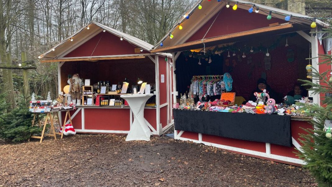 Um die 15 Weihnachtsmarkthütten bieten kunsthandwerkliche Geschenkideen und laden zum gemütlichen Bummeln im Zoo Osnabrück ein. Bildquelle: Zoo Osnabrück
