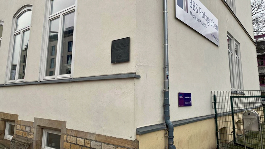 Die Gedenktafel an der Pottgrabenschule ist kaum zu sehen und zu lesen (Foto OR)